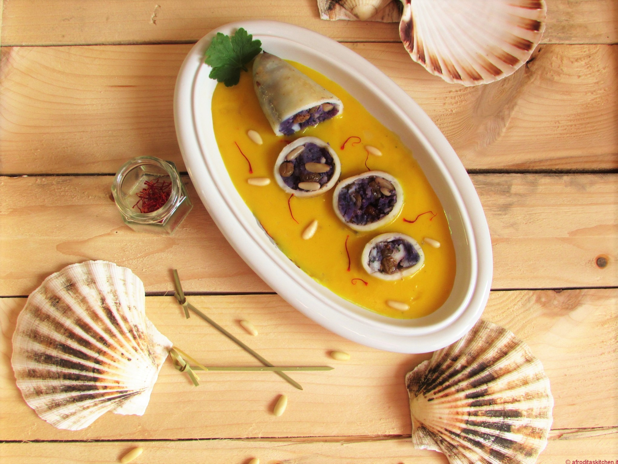 Calamari ripieni di patate viola con salsa allo zafferano